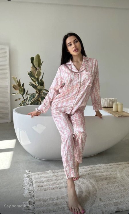 بيجاما DIOR ستان ناعم باللون الزهر مع الابيض