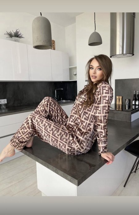 بيجاما fendi باللون البني ستان ناعم