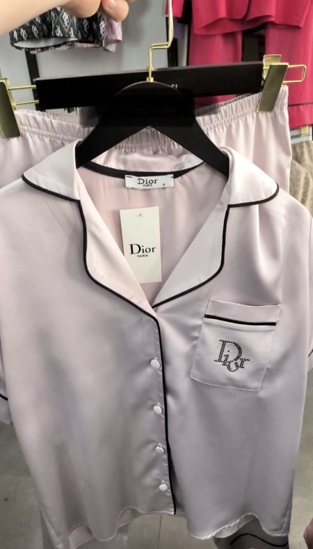بيجاما Dior ستان ناعم نص كم زهر فاتح
