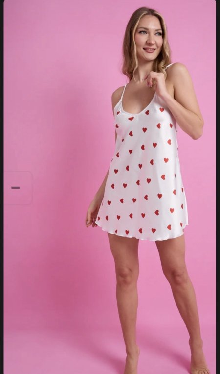 قميص نوم ستان ابيض مع قلب ابيض