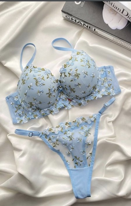 طقم دانتيل ازرق مع ورد اخضر بوش