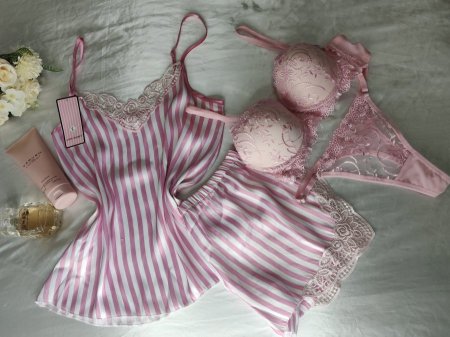 بيجاما ستان ناعم مع دانتيل زهر مقلم ابيض