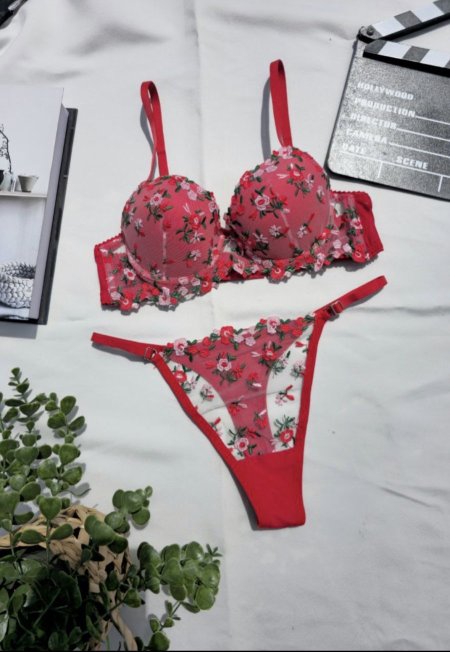 طقم دانتيل احمر مورد بوش