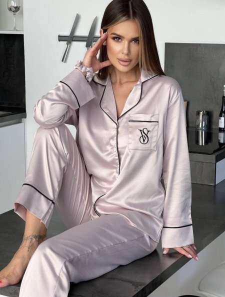 بيجاما victoria secret ستان ناعم لون زهر فاتح