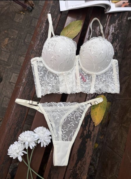 كروسيه دانتيل مورد ابيض مع بوش