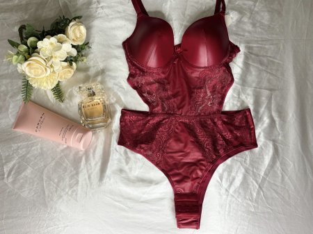 Bodysuit دانتيل جلد احمر