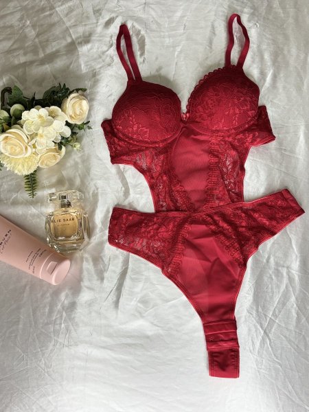 Bodysuit احمر دانتيل