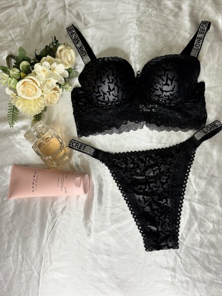 طقم دانتيل مخمل اسود