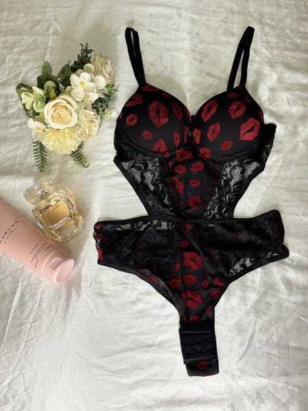 Bodysuit دانتيل اسود مع شفايف💋