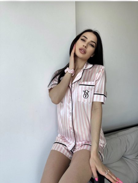 بيجاما victoria secret شورت ستان ناعم لون زهر مقلم ابيض