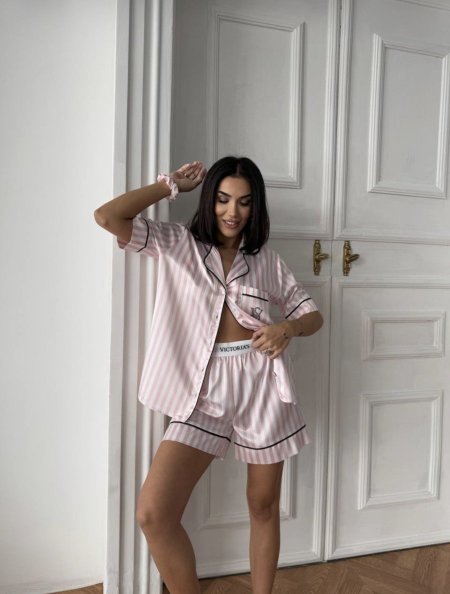 بيجاما فيكتوريا ستان ناعم زهر مع قشاط مختم شورت