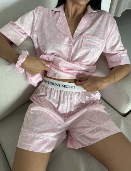 بيجاما فيكتوريا ستان ناعم زهر مع قلب ابيض شورت