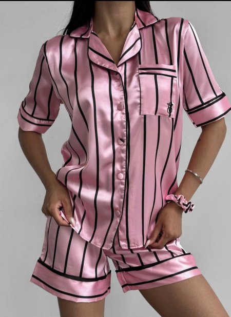 بيجاما فيكتوريا ستان ناعم زهر مخطط اسود شورت