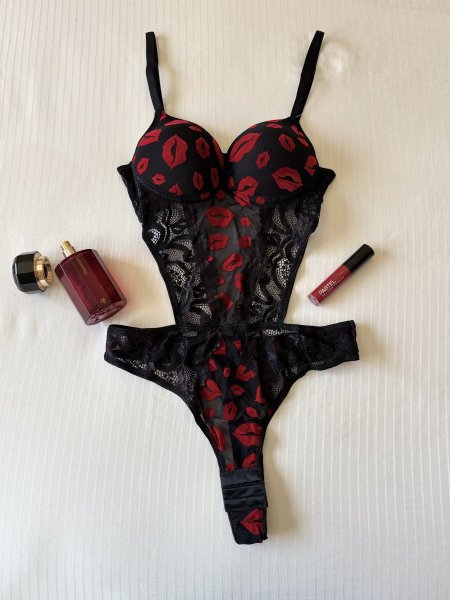 Bodysuit دانتيل اسود مع شفايف💋
