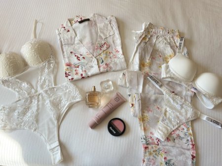 بيجاما قماش صيفي لون ابيض مع ورد نص كم