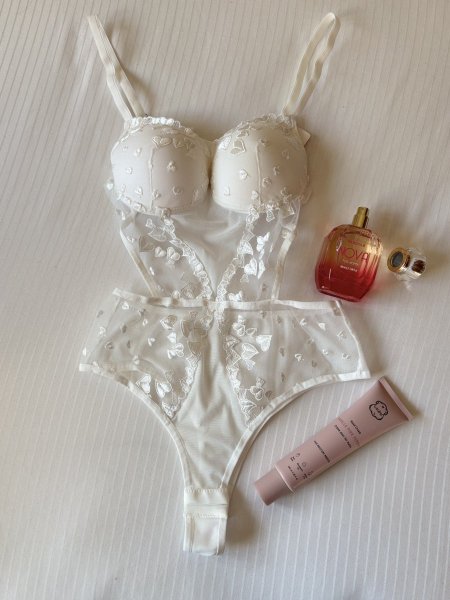 Bodysuit دانتيل ابيض مع قلوب