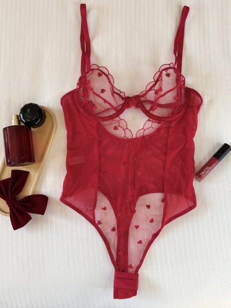Bodysuit دانتيل احمر مع قلب حجم صغير