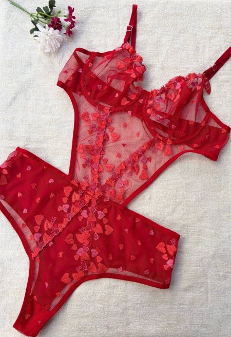 Bodysuit دانتيل احمر مع قلب 